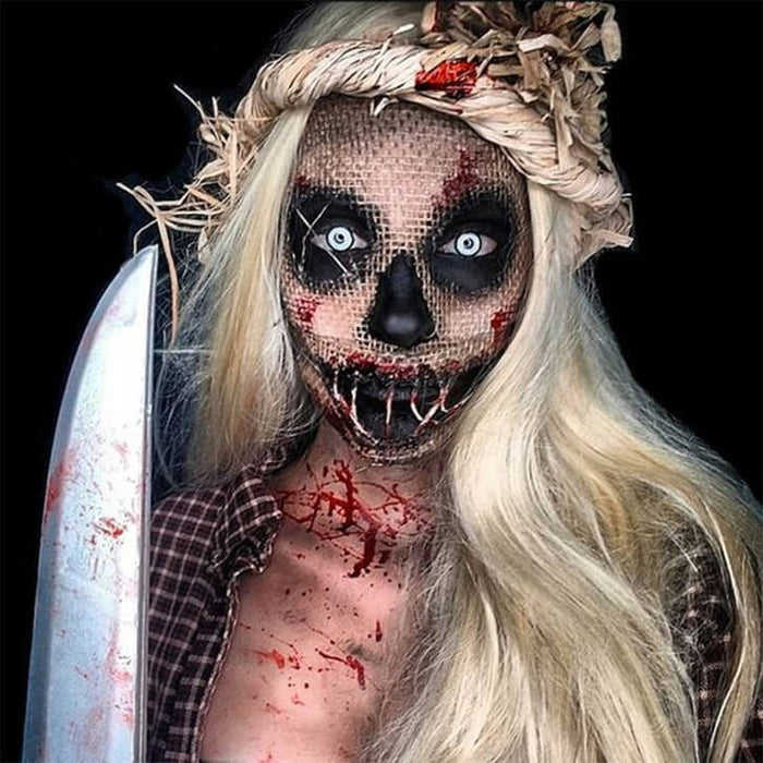Fågelskrämma med dödskallesmink och blodstänk, Halloween hos Helsinglight